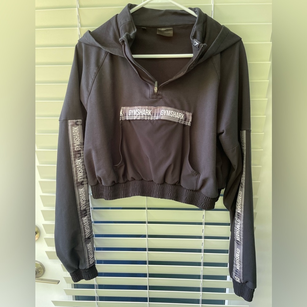 GYMSHARK WOMEN’s long sleeve crop top with pockets on the front. Worn few times